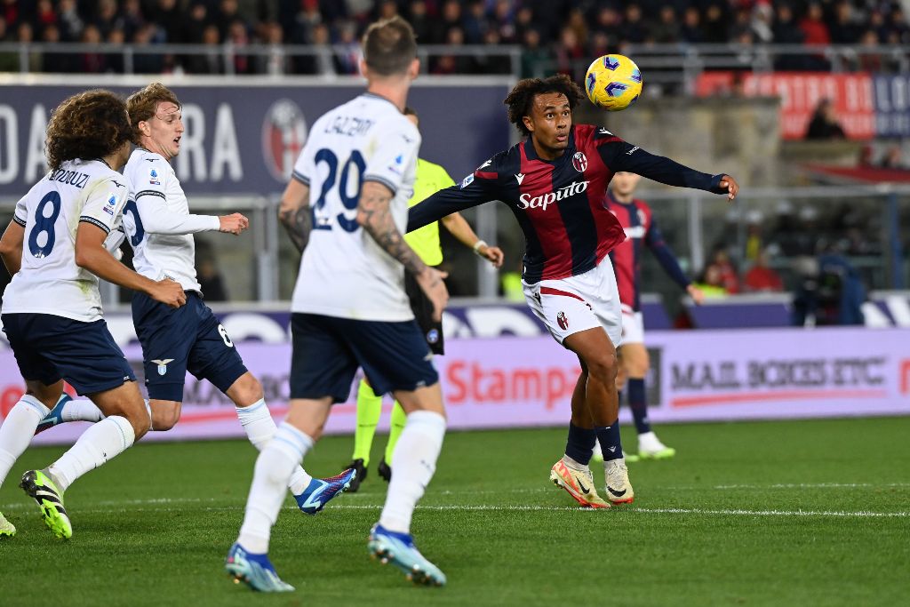 Joshua Zirkzee in azione durante Fiorentina-Bologna