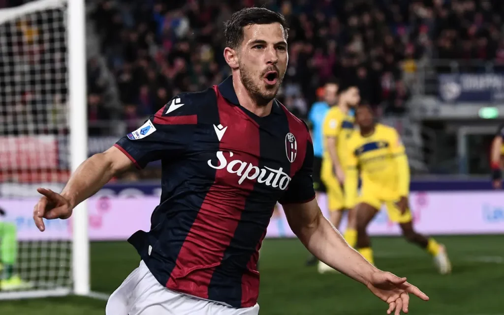 Il centrocampista del Bologna Remo Freuler esulta dopo un gol