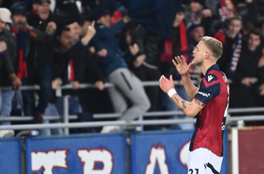 L'attaccante del Bologna Jens Odgaard esulta dopo un gol