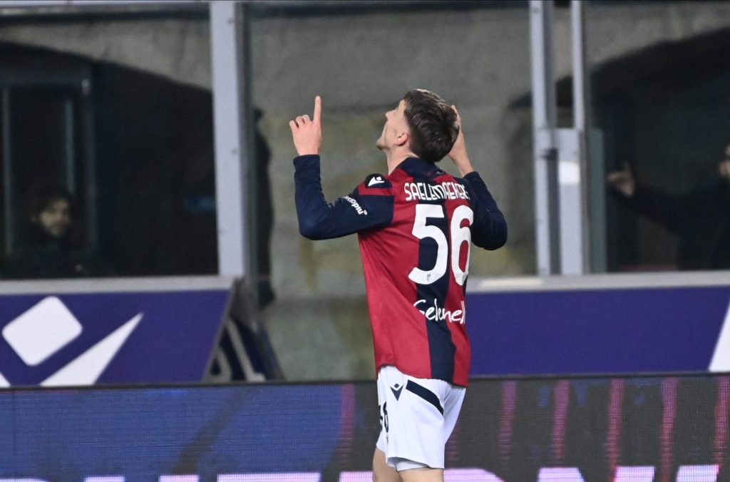 L'esterno del Bologna Alexis Saelemaekers esulta dopo un gol